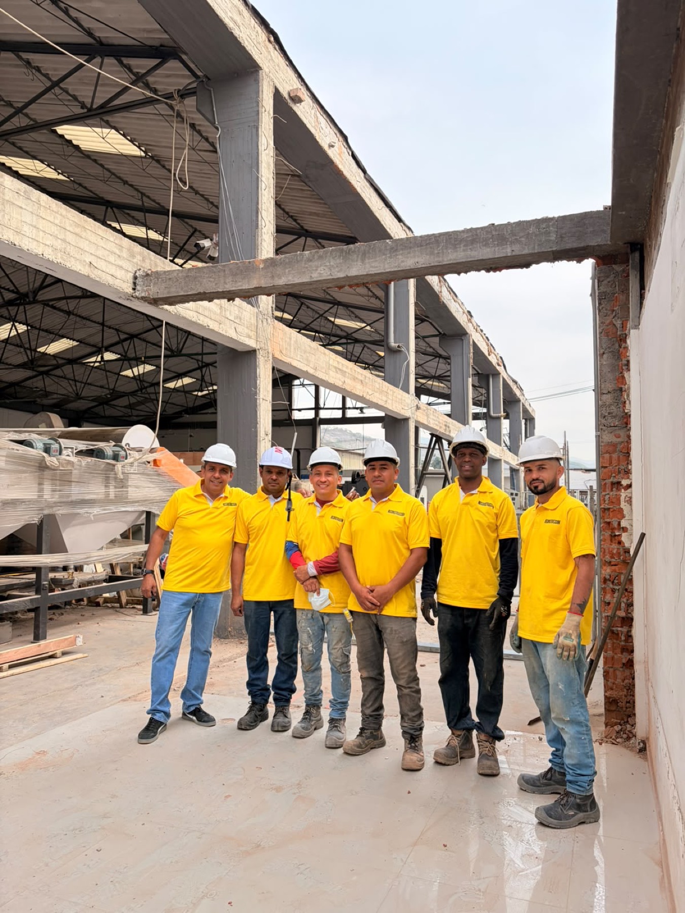 Equipo de reconstrucción de MOMA frente a las vigas de la planta en Arroyohondo